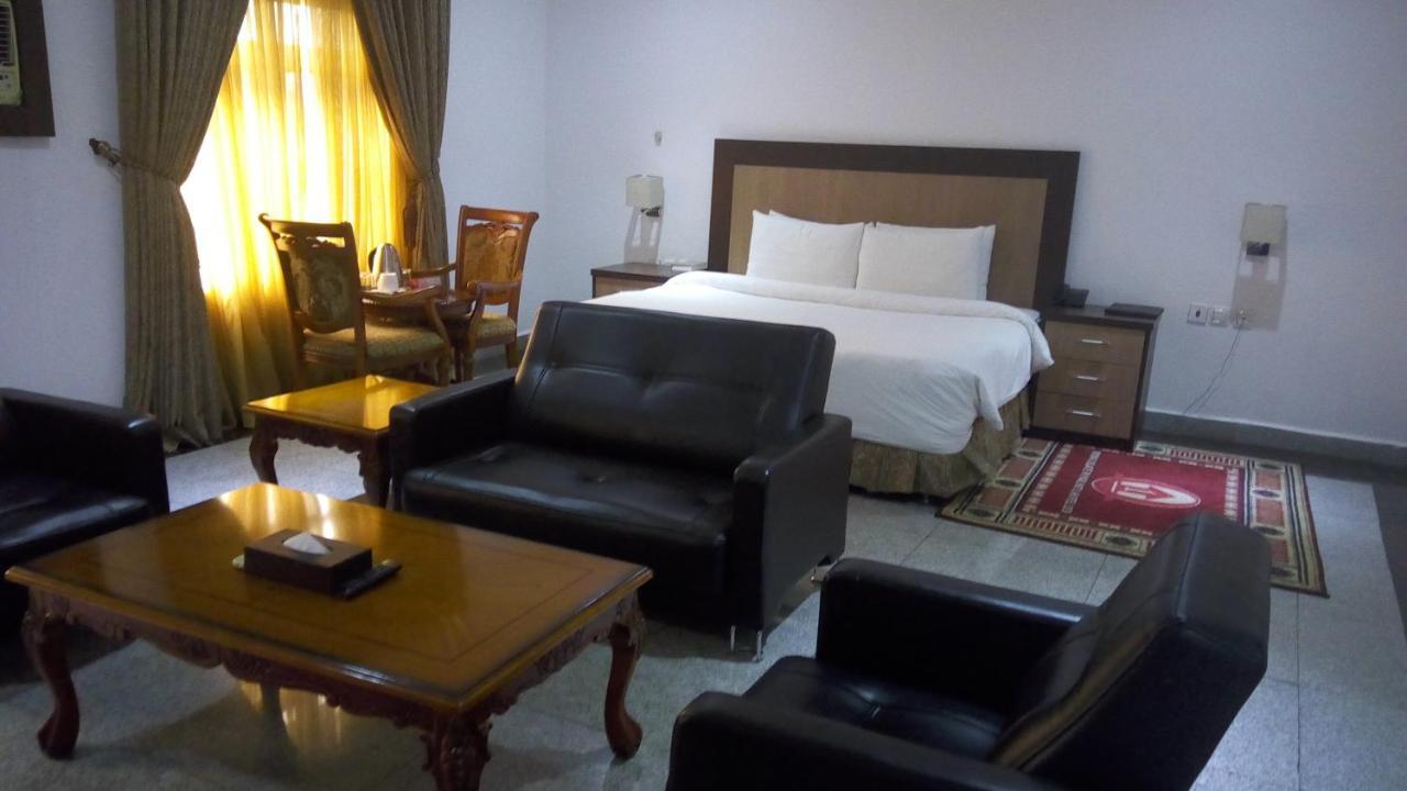 Immaculate Royal Int'L Hotel Owerri Exterior foto
